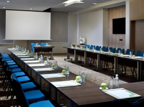 Отель Holiday Inn & Suites Dubai Festival City an IHG