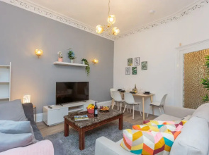 Stylish Apartment at the Edge of Meadows Park