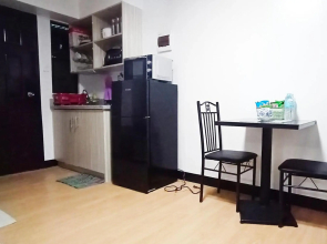 Relaxing 1-Bedroom Condo Unit (by Lee Portum)