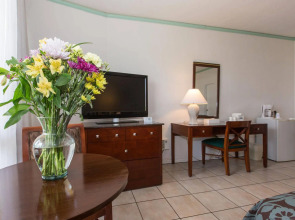 Days Hotel - Thunderbird Beach Resort