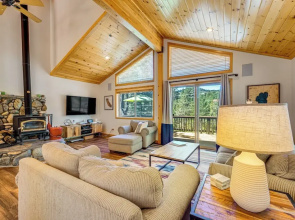 Sunny Cabin: 1 Mi to Tahoe Donner Resort!