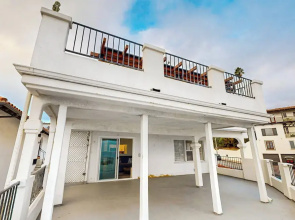 1BR Ocean-view Apt - Walk to Beach, Shops & Pier