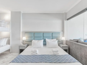 Chic Modern Seaside Oasis -Sunny Piraeus