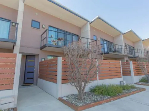 Khione 5/23-25 Kirwan Close