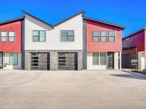 Pets Welcome: Newly Built Abode In Canyon!