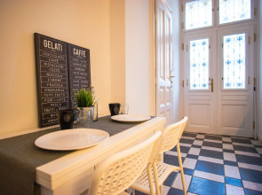 Opera Guesthouse & apartments