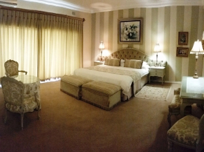 Royal Ridge Guest House and Apartments