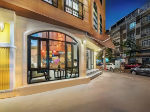 Phra Nakhon Poshtel