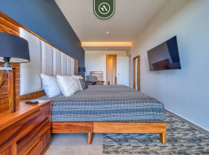 Oceanfront 2BR Condo -private Balcony - Beach