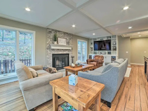 2 Mi to Tunnel of Trees: Home w/ Furnished Deck