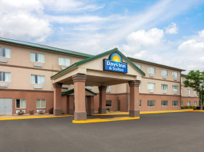 Days Inn & Suites by Wyndham Morris/I-80