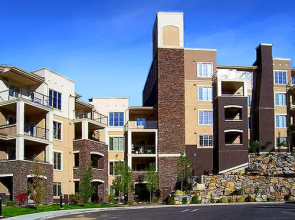 Pinnacle Pointe Resort by kelownacondorentals