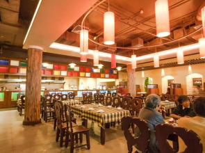 Den Long Do Hotel & Restaurant