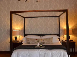 Under Oaks Guest House