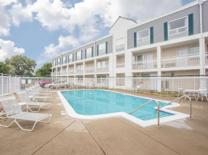 Super 8 By Wyndham Madison East