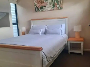 South-West getaway! Pool, tennis & Foxtel
