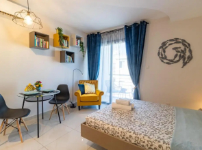 Light House - Seafront cosy studio with library