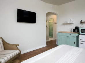 Charming Studio near Downtown! CDC Sanitized!