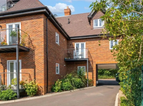 2 Bed 2 Bath Apt Close to Reigate Station - 2230