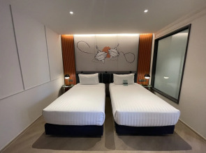 The Quart Ruamrudee by UHG