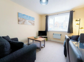 Lovely & Bright 2-Bed Apartment