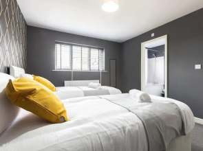 Large 5-bed House in Leeds/ Fits 10/free Parking/