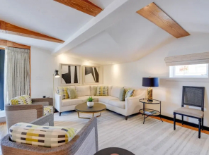 New The Green Pineapple - Balcony on Duval