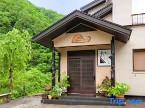 An Inn Along a Clear Stream - Tamura