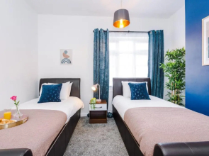 Harley House - Spacious Home With Free Netflix & Parking by RocketBnB