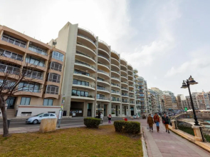 Spacious Seafront APT with Living, Sofa, WIFI & AC by 360 Estates
