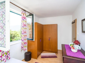 Apartment Laurel Leaf