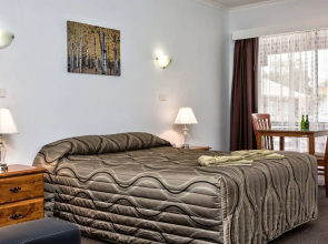 Holbrook Town Centre Motor Inn