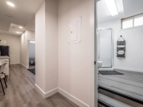 Spacious Newly Renovated 1 Bedroom Suite