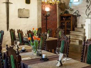 Отель Three Crowns Residents