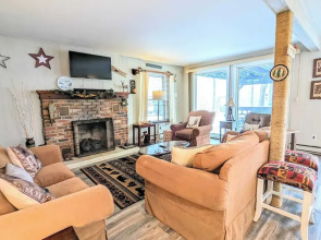 Harmony Cottage by Avantstay Lake Access, Hot Tub, Fire Pit, & Game Room