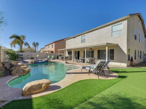 Putting Green, Pool & Spa: Home in Queen Creek!