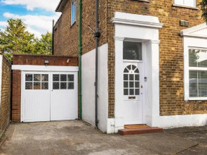 Heathrow Living Stanwell Serviced House 5 bedrooms