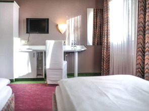 Airport Hotel by The New Yorker