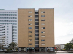 LovelyStay - Newly Decorated 2BR Flat with Free Parking