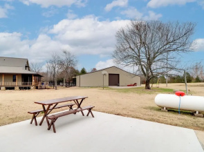 Henderson Home w/ Patio: 1 Mi to Norfork Lake