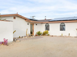 Terracasa - Hot Tub, Fire Pit, Outdoor Shower & Endless Views 2 Bedroom Home by RedAwning