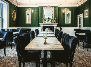 Lansdowne House with Private Car Park