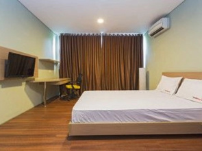 RedDoorz near Lippo Village