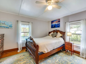 Old Florida Cottage in St Augustine w/ Porch!