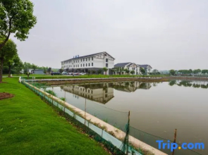 Mingzhu Lake Swan Garden Resort
