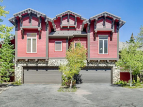 5 Mi to Skiing: Mammoth Lakes Home w/ Pool Table!