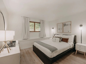 64sw - Pets Ok - Wood Stove - Sleeps 4 1 Bedroom Condo by RedAwning