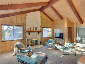 Crestline Cabin: Mountain Views & Fire Pit!