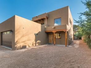 Linda - Stunning Contemporary Home, Walk to The Plaza