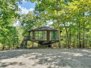 Unique Treehouse Hideaway Near Lake of the Ozarks